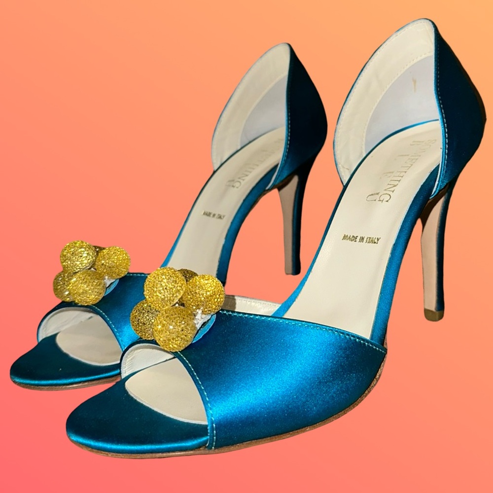 ‘SOMETHING BLEU’ TEAL SATIN PUMPS WITH GOLD DECORATION. SZ 8.5